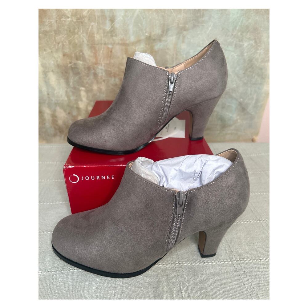 Journee Collection Sanzi WD Women's Grey Faux Suede Block Heel Bootie Size 8 W